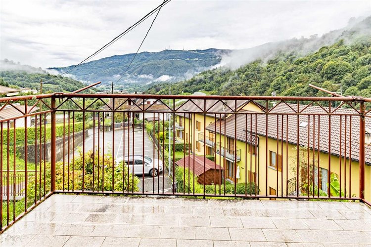 Locatello, soleggiata porzione di casa su tre piani Locatello