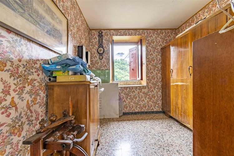 Locatello, soleggiata porzione di casa su tre piani Locatello
