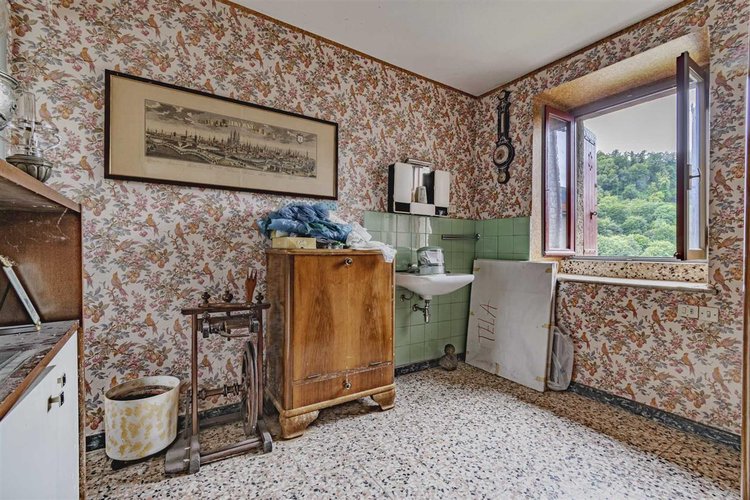 Locatello, soleggiata porzione di casa su tre piani Locatello