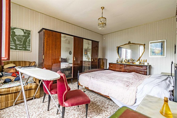 Locatello, soleggiata porzione di casa su tre piani Locatello