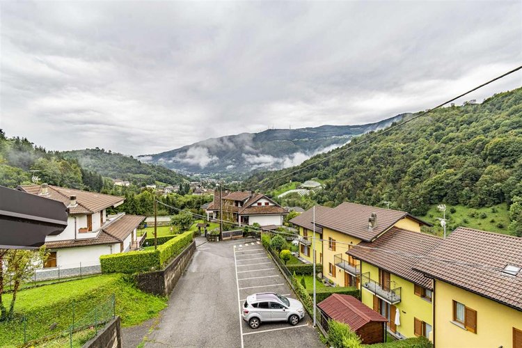 Locatello, soleggiata porzione di casa su tre piani Locatello