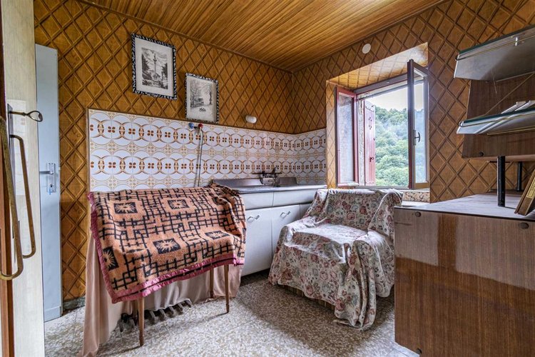 Locatello, soleggiata porzione di casa su tre piani Locatello