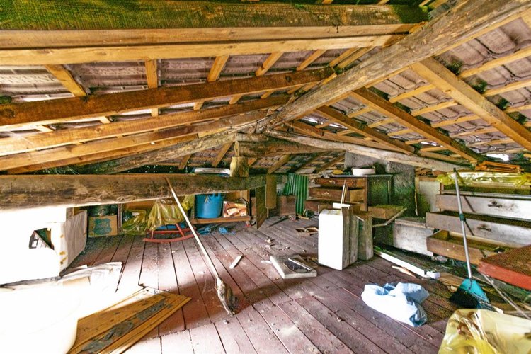 Locatello, soleggiata porzione di casa su tre piani Locatello