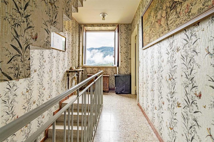 Locatello, soleggiata porzione di casa su tre piani Locatello