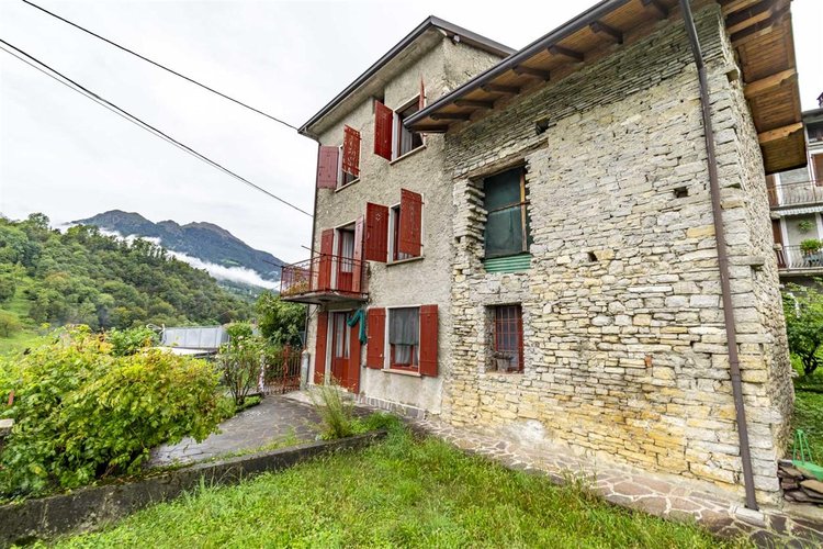 Locatello, soleggiata porzione di casa su tre piani Locatello