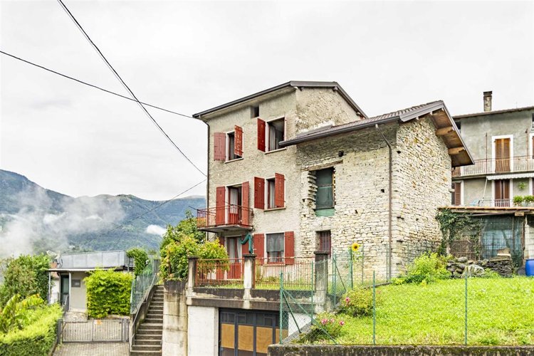 Locatello, soleggiata porzione di casa su tre piani