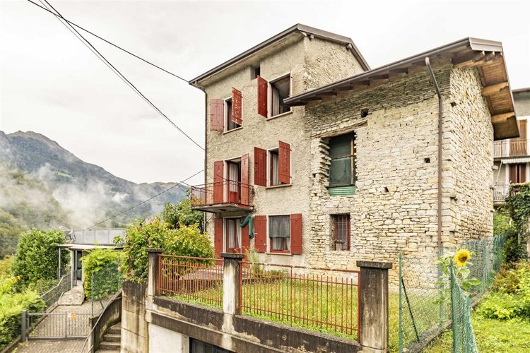 Locatello, soleggiata porzione di casa su tre piani Locatello