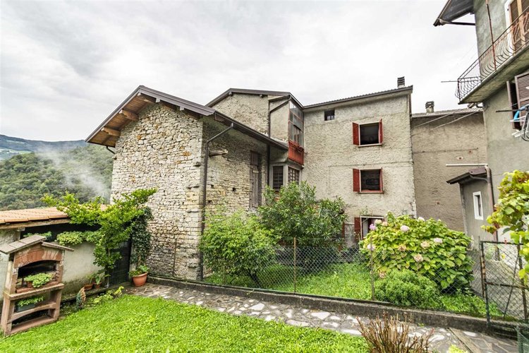 Locatello, soleggiata porzione di casa su tre piani Locatello