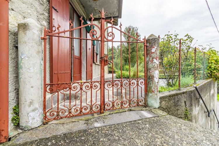 Locatello, soleggiata porzione di casa su tre piani Locatello