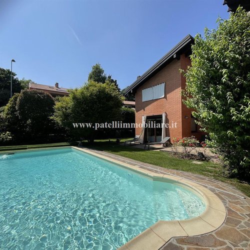 VILLA SINGOLA CON PISCINA