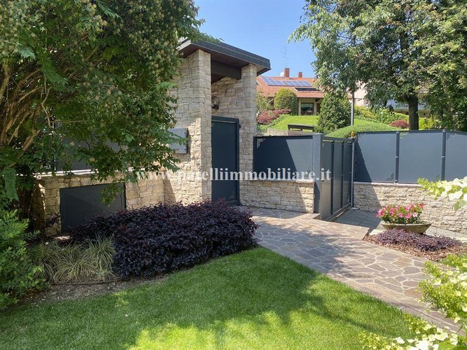 VILLA SINGOLA CON PISCINA Presezzo