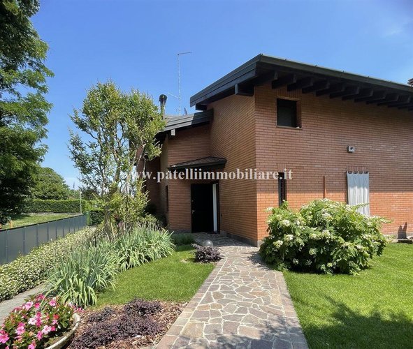 VILLA SINGOLA CON PISCINA Presezzo