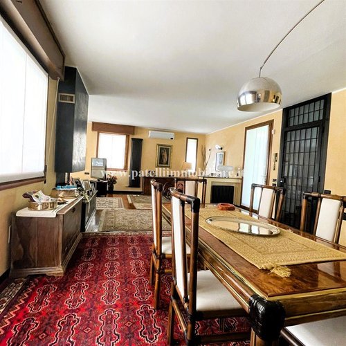 VILLA SINGOLA CON PISCINA Presezzo