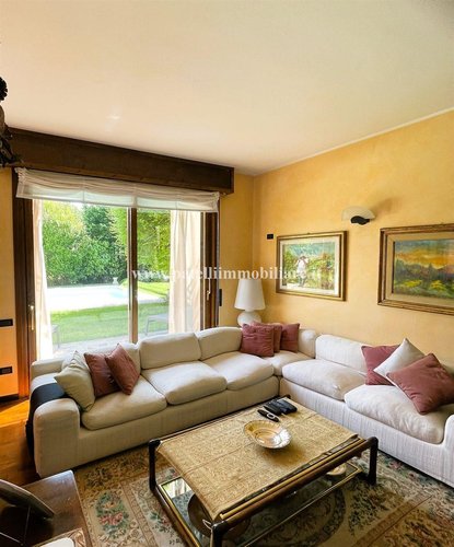 VILLA SINGOLA CON PISCINA Presezzo