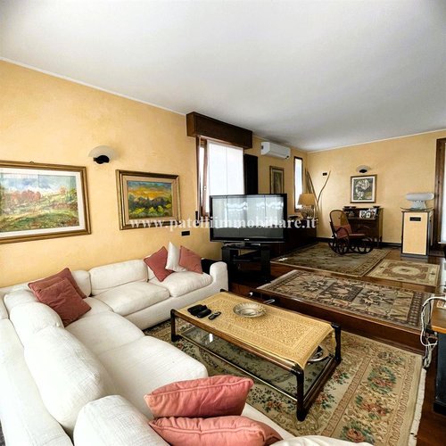 VILLA SINGOLA CON PISCINA Presezzo