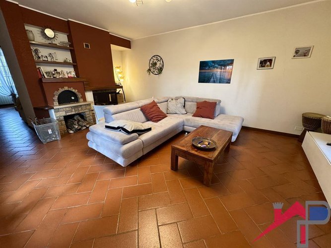 Cascina con terreno Mq.5000 Pontida