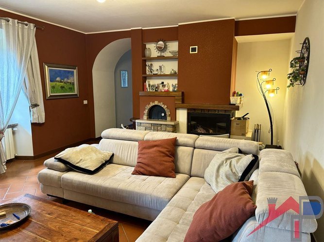 Cascina con terreno Mq.5000 Pontida