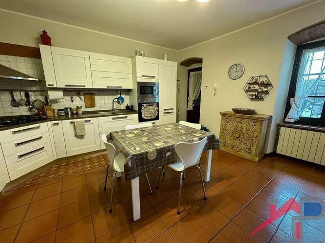 Cascina con terreno Mq.5000 Pontida