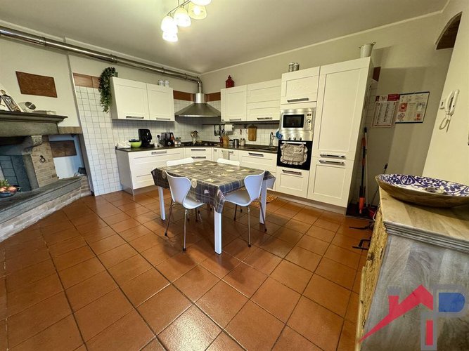 Cascina con terreno Mq.5000 Pontida