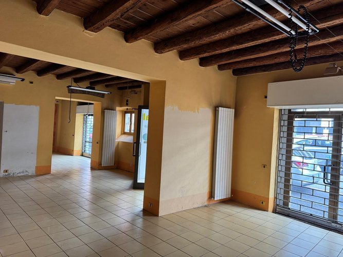 AFFITTASI NEGOZIO VIA SAN BERNARDINO