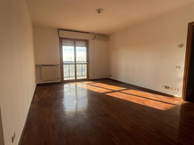 LUMINOSO TRILOCALE CON BOX E CANTINA NEL CUORE DI LONGUELO Bergamo