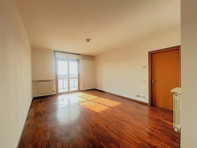 LUMINOSO TRILOCALE CON BOX E CANTINA NEL CUORE DI LONGUELO Bergamo