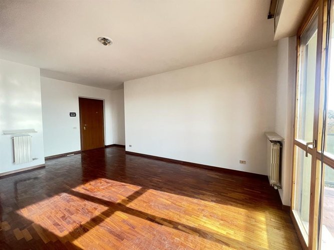 LUMINOSO TRILOCALE CON BOX E CANTINA NEL CUORE DI LONGUELO Bergamo