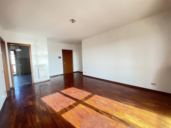 LUMINOSO TRILOCALE CON BOX E CANTINA NEL CUORE DI LONGUELO Bergamo