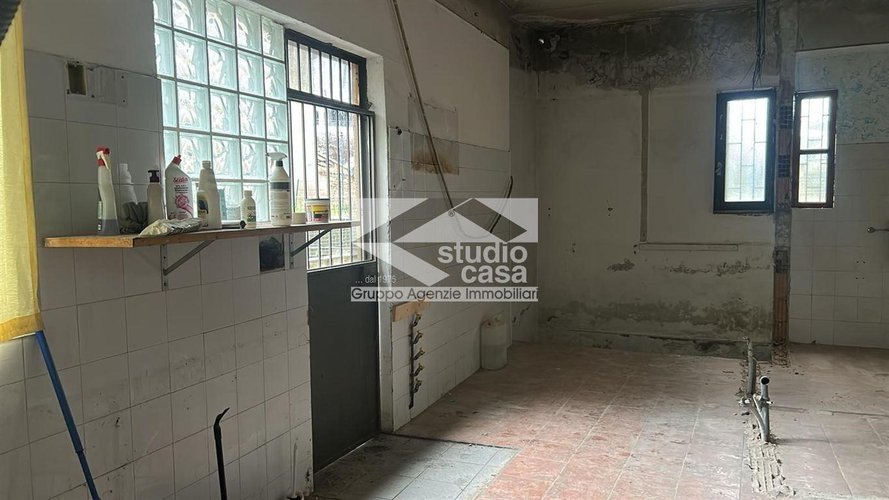 Porzione di casa indipendente da cielo a terra – da ristrutturare Osio Sotto