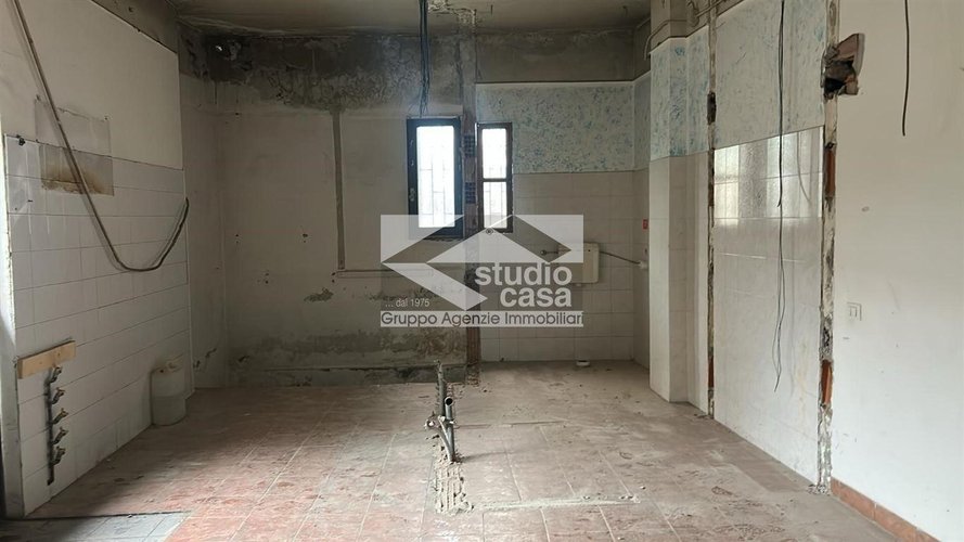 Porzione di casa indipendente da cielo a terra – da ristrutturare Osio Sotto