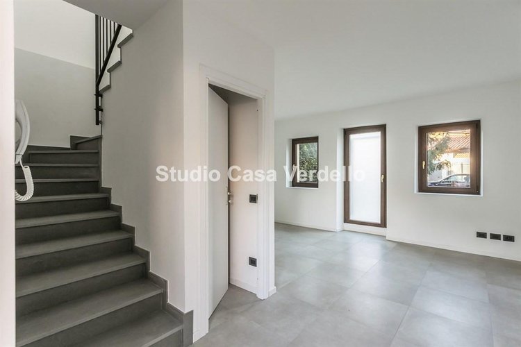 Bilocale indipendente su due livelli – Ristrutturato a nuovo! Ciserano