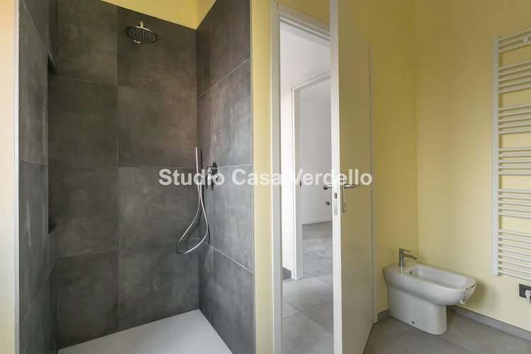 Bilocale indipendente su due livelli – Ristrutturato a nuovo! Ciserano