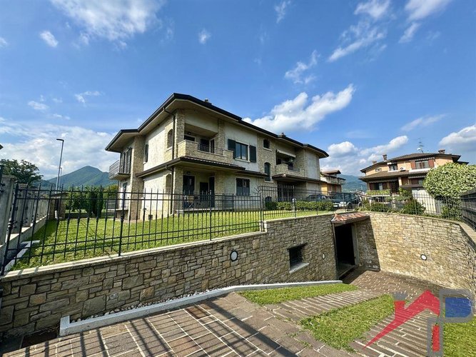 Ampio quadrilocale con giardino privato Almenno San Salvatore