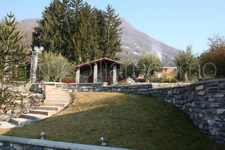 Cernobbio prestigiosa villa in posizione panoramica Cernobbio
