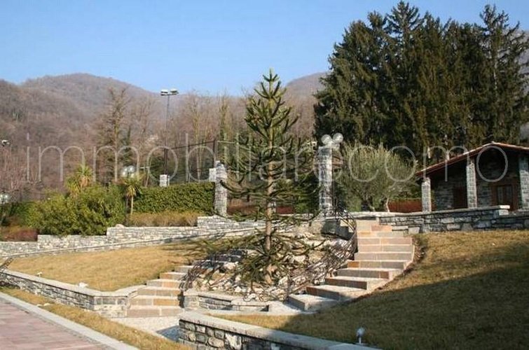 Cernobbio prestigiosa villa in posizione panoramica Cernobbio