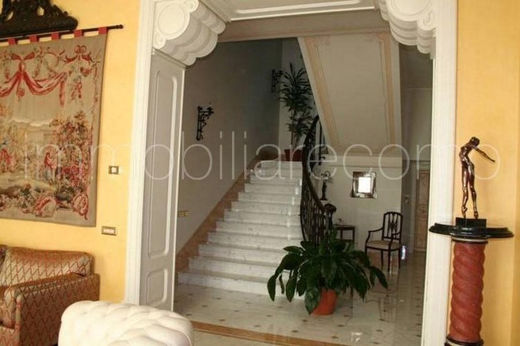 Cernobbio prestigiosa villa in posizione panoramica Cernobbio