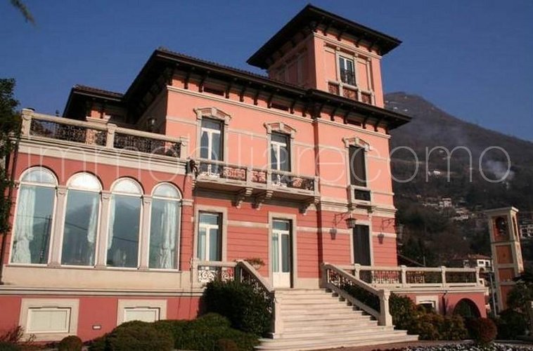 Cernobbio prestigiosa villa in posizione panoramica Cernobbio