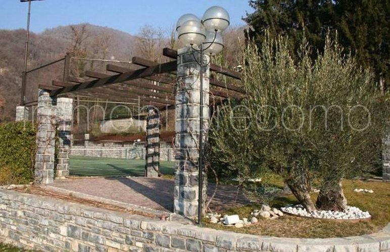 Cernobbio prestigiosa villa in posizione panoramica Cernobbio