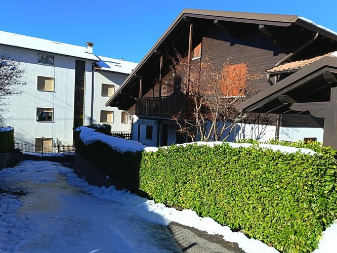 Serina, in villetta a schiera di testa, ampio e luminoso appartamento