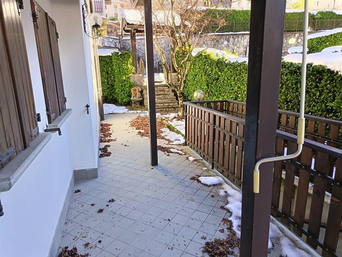 Serina, in villetta a schiera di testa, ampio e luminoso appartamento Serina