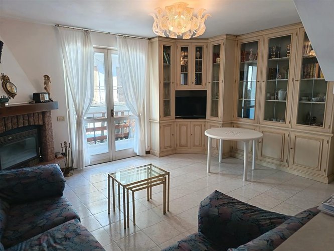 Serina, in villetta a schiera di testa, ampio e luminoso appartamento Serina