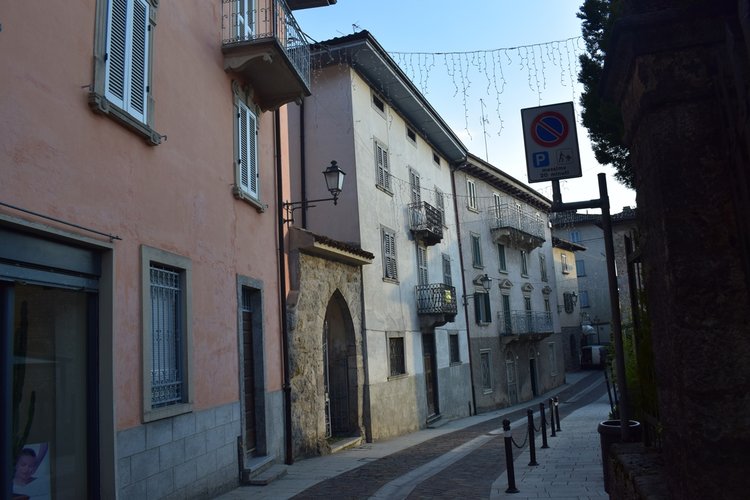 Serina centro storico, ai piedi della Mole del Monte Alben, indipendente fabbricato storico Serina