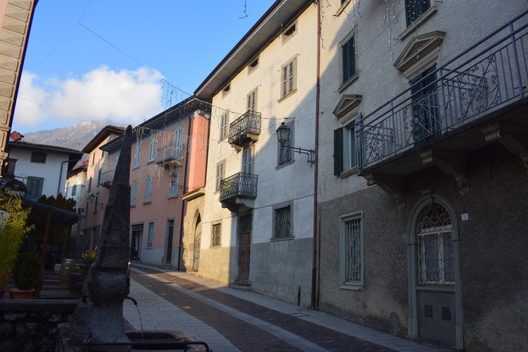 Serina centro storico, ai piedi della Mole del Monte Alben, indipendente fabbricato storico Serina