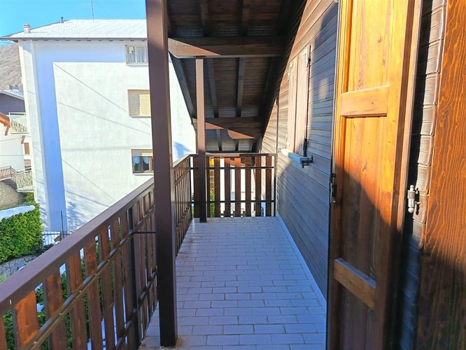 Serina, in villetta a schiera di testa, ampio e luminoso appartamento Serina