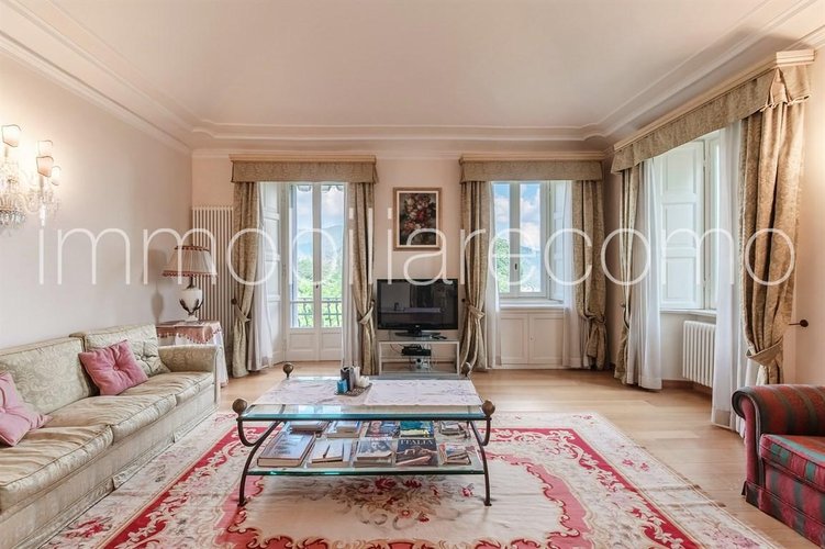 In villa d’epoca con parco Como