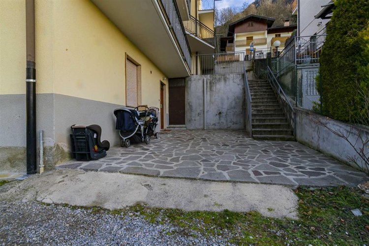 Serina, vicino al centro, grazioso bilocale con doppio ingresso e posto auto Serina