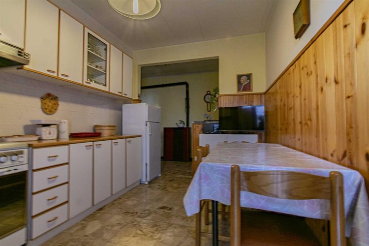 Serina, vicino al centro, grazioso bilocale con doppio ingresso e posto auto Serina