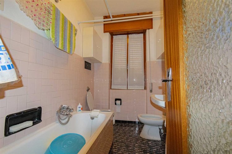 Serina, vicino al centro, grazioso bilocale con doppio ingresso e posto auto Serina