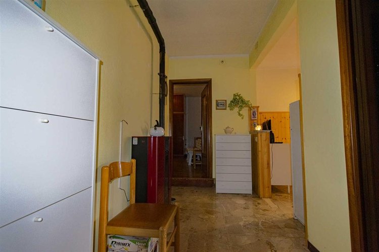 Serina, vicino al centro, grazioso bilocale con doppio ingresso e posto auto Serina