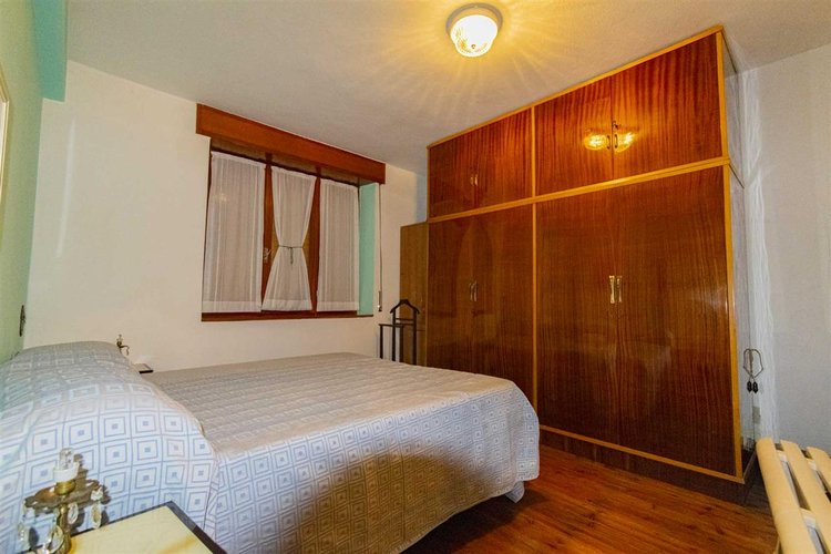 Serina, vicino al centro, grazioso bilocale con doppio ingresso e posto auto Serina